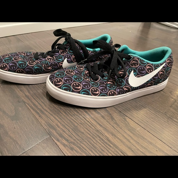 nike sb smiley